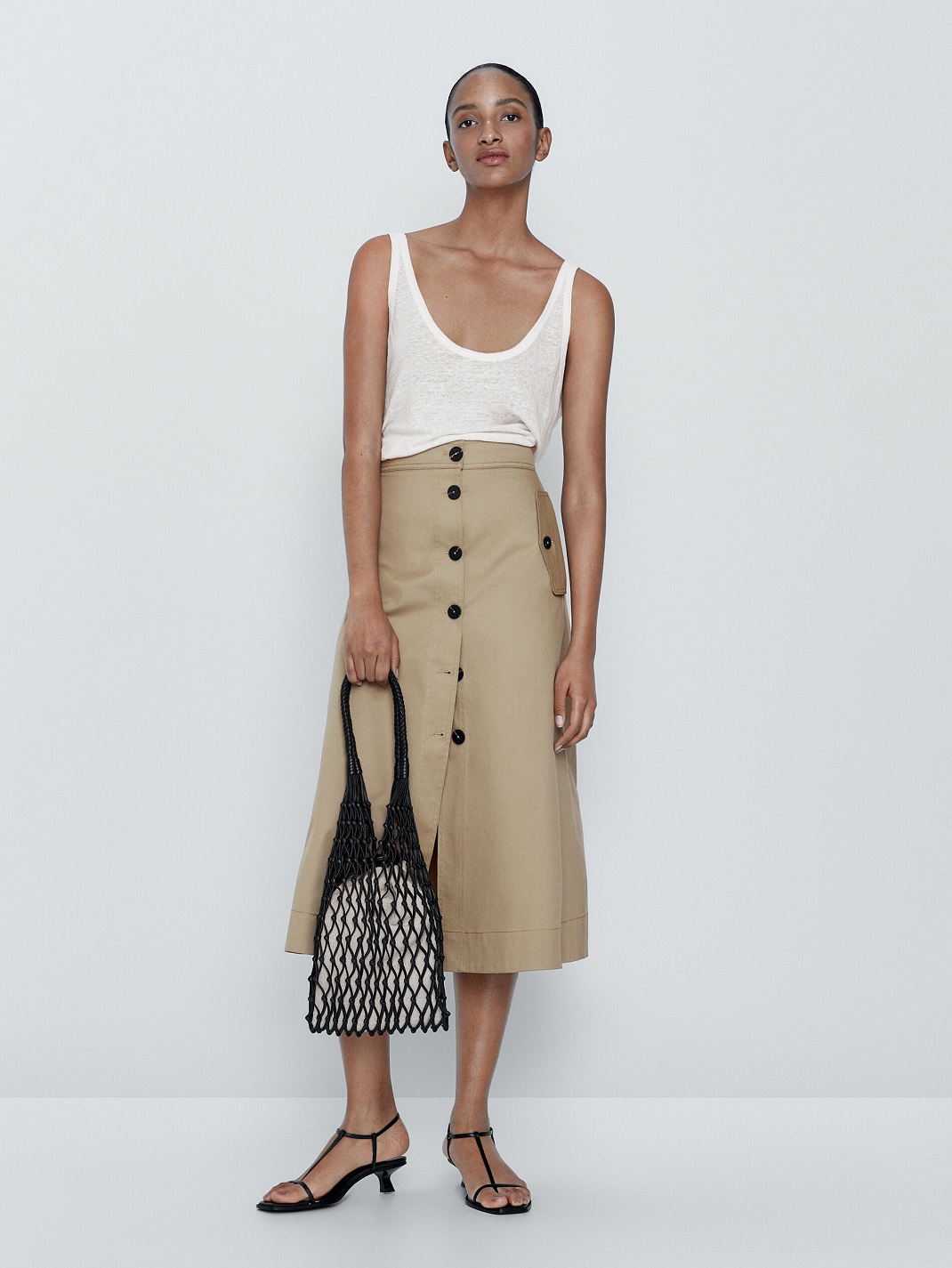 Η μίντι φούστα με κουμπιά από τα Massimo Dutti που θα φοράς αντί για το